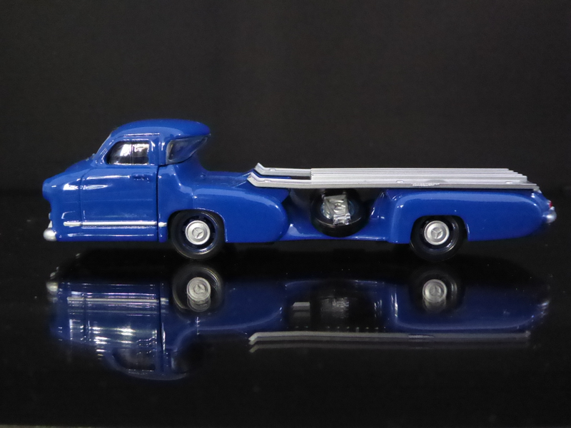 Illustration for article titled Hot Sixty 4th: Two Mercedes Blue